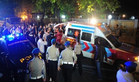  Jasad jenazah anggota kepolisian yang menjadi korban penembakan dimasukkan kedalam mobil ambulans di depan gedung KPK, Jakarta, Selasa (10/9) malam. ( Republika/Edwin Dwi Putranto)