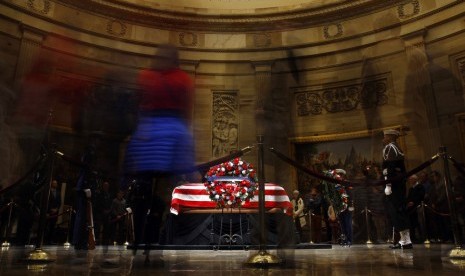 Jasad mantan presiden AS George HW Bush disemayamkan di Capitol Rotunda di Washington, Senin (3/12). 