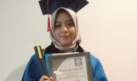 Jasmine Hertiana Wisudawati dari Program Studi (Prodi) Sistem Informasi Akuntansi (D3) sukses menyandang Wisudawati Terbaik dengan IPK 4.0 saat prosesi wisuda Universitas BSI (Bina Sarana Informatika) ke-58, Senin (4/12) yang dilaksanakan di BSI Convention Center, (BSI Convex), Bekasi.