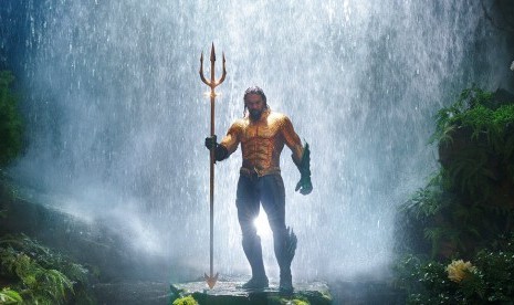 Jason Momoa dalam film Aquaman. Jadwal tayang film-film Warner Bros, termasuk sekuel Aquaman, disesuaikan kembali.