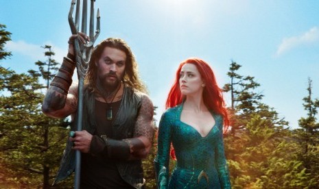 Jason Momoa (kiri) dan Amber Heard dalam adegan film Aquaman. Konsultan industri hiburan menyebut Momoa membantu Heard untuk tidak kehilangan perannya di Aquaman and the Lost Kingdom.