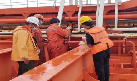 Jauh di ujung timur Pulau Seram, pulau di sisi utara Pulau Ambon, tepatnya di Kecamatan Bula, Kabupaten Seram Bagian Timur terdapat perusahaan yang bergerak di bidang minyak bumi, yaitu Kalrez Petroleum (Seram) Ltd. Tanggal 13 Juli 2021 lalu menjadi hari bersejarah bagi perusahaan tersebut karena berhasil mengekspor produknya, yaitu Bula crude petroleum oil (CPO), dengan bantuan Bea Cukai Ambon.