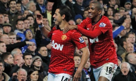 Javier 'Chicharito' Hernández, kiri, saat merayakan gol kemenangan Manchester United atas Chelsea, di Stamford Bridge, London Senin (29/10) WIB dinihari.