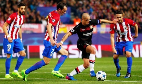 Javier 'Chicharito' Hernandez (kedua kanan) dijaga ketat para pemain Atletico Madrid.