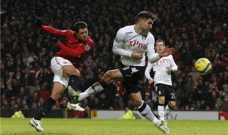 Javier Hernandez (kiri), striker Manchester United, melepaskan tembakan menjebol jala Fulham di putaran keempat Piala FA di Stadion Old Trafford, Manchester, Selasa (26/1). 