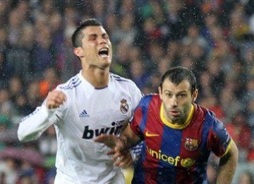 Javier Mascherano (kanan) dan Cristiano Ronaldo.