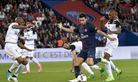 Javier Pastore (biru).