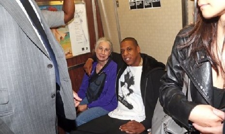 Jay Z bepose bersama seorang penumpang kereta bawah tanah di London 