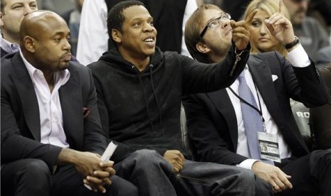 Jay Z (tengah) menyaksikan laga NBA antara New Jersey Nets lawan Utah Jazz. 