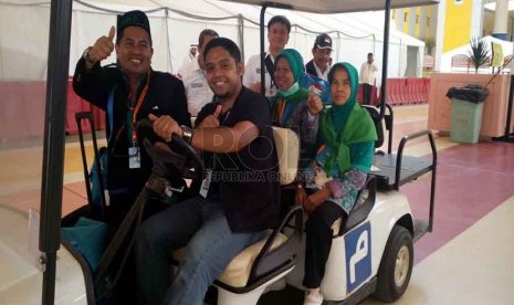 Jeddah menyediakan mobil golf untuk mengantarkan jamaah haji yang tua, sakit dan risiko tinggi. Jamaah diantar dari pintu keluar imigrasi hingga area Plaza (tempat transit jamaah sebelum diberangkatkan ke Madinah atau Makkah. (Republika/Zaky Alhamzah)