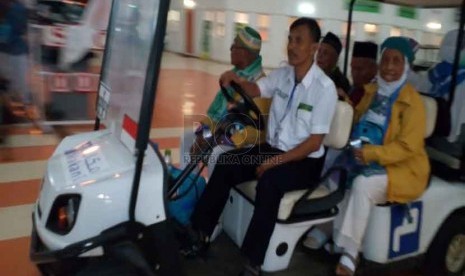 Jeddah menyediakan mobil golf untuk mengantarkan jamaah haji yang tua, sakit dan risiko tinggi. Jamaah diantar dari pintu keluar imigrasi hingga area Plaza (tempat transit jamaah sebelum diberangkatkan ke Madinah atau Makkah. (Republika/Zaky Alhamzah)