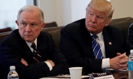 Jeff Session (kiri) dan Donald Trump (kanan). 