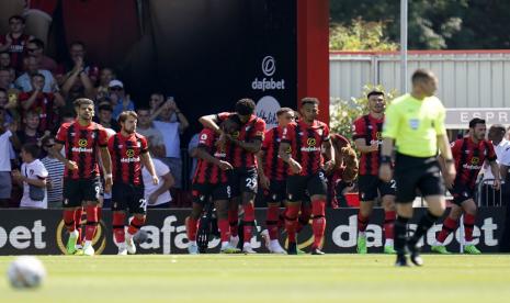  Jefferson Lerma dari Bournemouth (ketiga dari kiri) merayakan mencetak gol pertama timnya dari pertandingan dengan rekan satu tim, selama pertandingan sepak bola Liga Premier Inggris antara Bournemouth dan Aston Villa, di Stadion Vitality, Bournemouth, Inggris, Sabtu, 6 Agustus 2022.