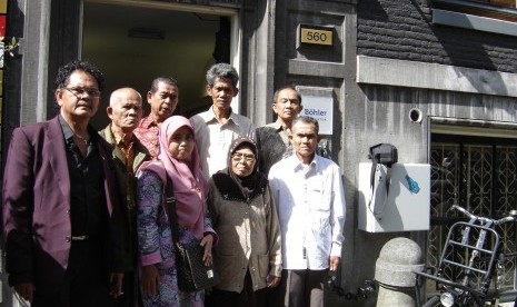 Jeffr Pondaag, dari Yayasan KUKB saat membawa perwakilan korban pembantaian Rawagede ke pengadilan Belanda, Juni 2011.