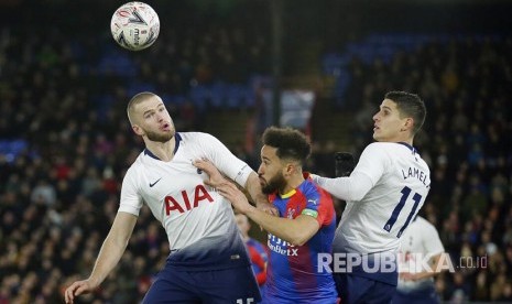 Jeffrey Schlupp (tangah),  Eric Dier (kiri) dan Erik Lamela berduel di udara  pada laga putaran keempat FA Cup antara Crystal Palace melawan Tottenham Hotspurs di Sellhurst Park London, Senin (28/1) dini hari. 