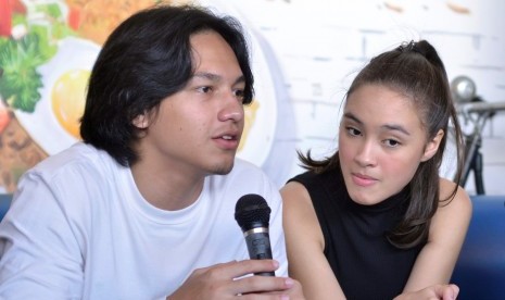 Jefri Nichol (kiri) dan Caitlin Halderman, para bintang film Dreadout.