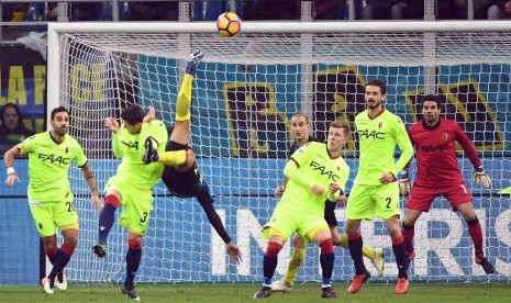 Jeison Murillo saat mencetak gol tendangan salto ke gawang Bologna.