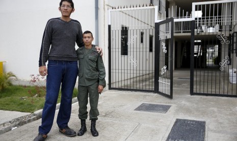 Jeison Orlando Rodriguez Hernandez (20 tahun) dari Maracay, Venezuela memiliki ukuran kaki masing-masing 16 inchi atau 40,64 sentimeter dengan ukuran sepatu 26. Dia berpose bersama kakaknya Wilmer (24 tahun), 14 Oktober 2015.