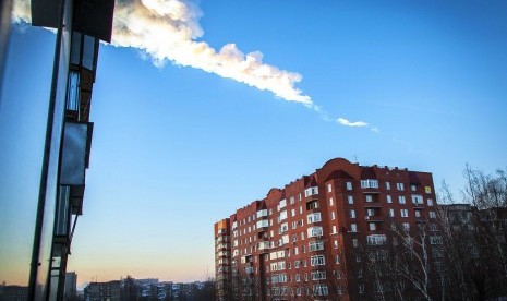 Jejak asap lintasan meteor Ural.