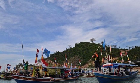 Jejak Krakatau: Barisan Perahu dari Pantai Sari Ringgung, Lampung.