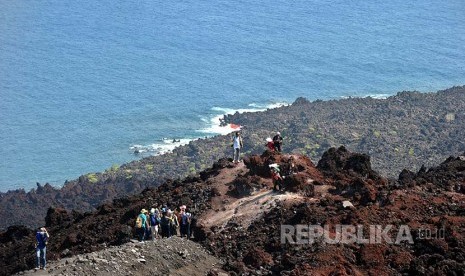 Jejak Krakatau: Tim jelajah krakatau menyusuri jejak lava di Gunung Anak Krakatau 