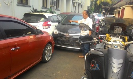 Jejeran mobil-mobil yang merupakan barang bukti kasus First Travel dan Pandawa terparkir tak terawat di halaman parkir belakang Kantor Kejaksaan Negeri (Kejari) Depok.