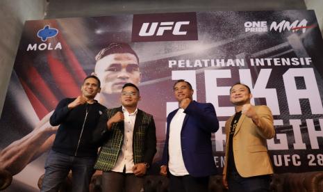 Jeka Saragih (kedua kiri) akan mengikuti pelatihan secara intensif di San Diego, Amerika Serikat dalam rangka persiapan menuju ajang UFC 280 Abu Dhabi pada Oktober 2022. 