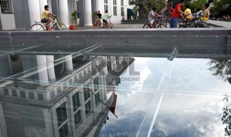  Jelang buka puasa, sejumlah warga menikmati suasana di kawasan Kota Tua, Jakarta Barat, Jumat (12/7).  (Republika/Agung Supriyanto)