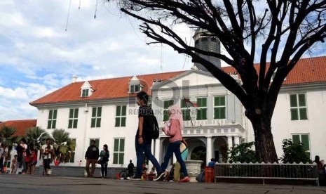 Sejumlah warga menikmati suasana di kawasan Kota Tua, Jakarta Barat.  (Republika/Agung Supriyanto)