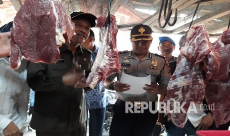 Jelang bulan puasa Ramadhan, Satgas Pangan Kabupaten Bandung melakukan sidak ke pasar Tradisional Soreang, Rabu (2/5). Diketahui jika harga bahan pokok relatif masih stabil dan stok dua bulan ke depan aman.