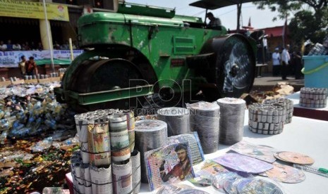  Jelang bulan suci Ramadhan, ribuan botol minuman keras (miras) dimusnahkan dengan menggunakan alat berat di halaman Polsek Metro Palmerah, Jakarta Barat, Senin (8/7).  (Republika/Prayogi)