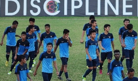 Jelang final Piala AFF, para pemain timnas U-19 melakukan sesi latihan di Stadion Delta Sidoarjo, Sabtu (21/9).