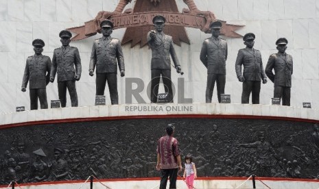   Jelang hari Kesaktian Pancasila: Warga berada di Monumen Pancasila Sakti, Jakarta, Selasa (29/9).