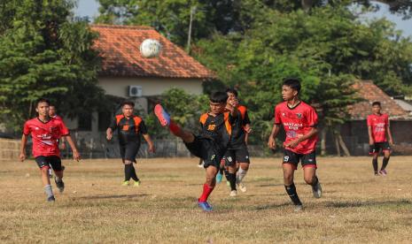 Jelang HUT RI, warga antusias mengikuti kompetisi sepak bola antardesa di Lapangan Tirta Sakti, Desa Bugis, Kecamatan Anjatan, Kabupaten Indramayu, Jawa Barat.