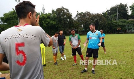 Jelang laga lawan Persela Lamongan Pelatih Bhayangkara FC, Simon McMenemy (kaos biru) memimpin latihan anak asuhnya di Stadion ISCI, Ciputat, Tangerang Selatan, Rabu (25/10).