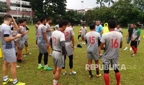 Jelang laga lawan Persela Lamongan Pelatih Bhayangkara FC, Simon McMenemy (kaos biru) memimpin latihan anak asuhnya di Stadion ISCI, Ciputat, Tangerang Selatan, Rabu (25/10).