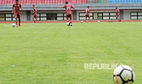 Para pemain Persija Jakarta sedang menjalani latihan.