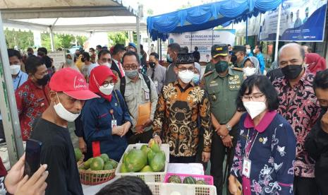 Jelang lebaran tahun ini, Kementerian Pertanian secara serentak melaksanakan kegiatan Gelar Pangan Murah di 34 provinsi, tak terkecuali di Balikpapan - Kalimantan Timur. Menggandeng TNI dan Dinas Pertanian setempat, selain menjual berbagai bahan pangan pokok seperti beras, minyak goreng, daging, gula dan terigu.