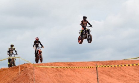   Jelang pelaksanaan event balap motor Internasional Muba Internasional Supermoto, pebalap 3 Benua menjalani sesi latihan bebas di Skyland Internasional Circuit, Sekayu, Musi Banyuasin, Sumsel. 