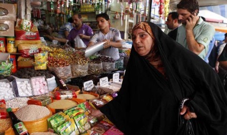  Sejumlah warga sedang berbelanja di pasar tradisional di pusat kota Baghdad, Irak beberapa waktu lalu. (Karim Kadim/AP)