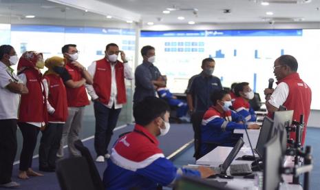 Jelang tutup tahun 2021, Direktur Utama PT Pertamina (Persero) Nicke Widyawati memantau dan memastikan ketersediaan energi Bahan Bakan Minyak (BBM) dan Liquified Petroleum Gas (LPG) di seluruh Indonesia di Pertamina Integrated Command Centre (PICC).