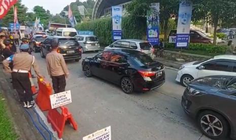 Jelang waktu berbuka puasa, para prmudik memadati Rest Area KM 429 A ruas Tol Semarang- Solo di wilayah Ungaran, Kabupaten Semarang, Rabu (19/4).