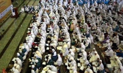 Jemaah berdoa bersama dalam pengajian majelis taklim di Masjid Attin, TMII, Jakarta, Jumat (31/12)