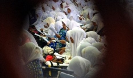 Jemaah berdoa bersama dalam pengajian majelis taklim yang merupakan rangkaian acara Dzikir Nasional oleh HU Republika di Masjid Attin, TMII, Jakarta.