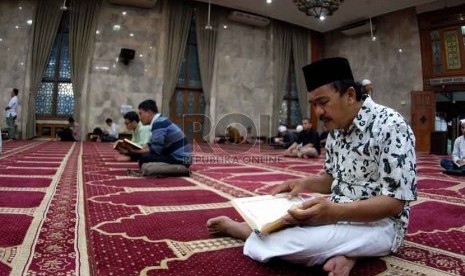 Jemaah beritikaf dengan membaca Al Quran di Masjid Sunda Kelapa, Menteng, Jakarta Pusat, Senin (14/7). (Republika/Raisan Al Farisi)