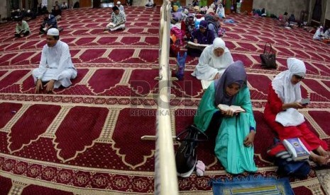 Jemaah beritikaf dengan membaca Al Quran di Masjid Sunda Kelapa, Menteng, Jakarta Pusat, Senin (14/7). (Republika/Raisan Al Farisi)