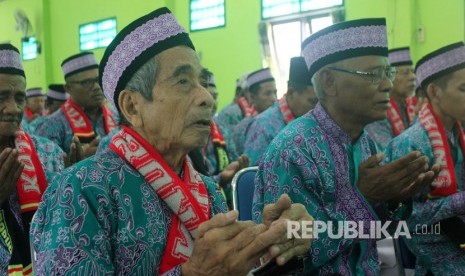 Sorong kini miliki asrama haji transit. Foto: Jemaah calon haji tertua berusia 91 tahun, Tjajong bin Coing (kiri) saat mengikuti pelepasan jemaah calon haji di asrama haji Koya Sorong, papua Barat, Rabu (2/8). 