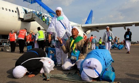    Jemaah Haji Kloter Pertama Debarkasi Solo bersujud dan berdoa setibanya di Bandara Adi Sumarmo, Ngemplak, Boyolali, Jawa Tengah, Jumat (10/10). (Antara/Maulana Surya)