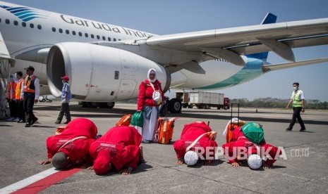 Jemaah haji melakukan sujud syukur setibanya di Bandara Adi Soemarmo, Boyolali, Jawa Tengah, Ahad (18/8/2019).