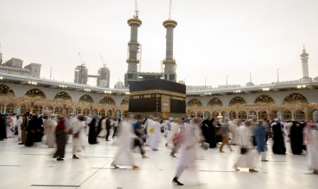 Saudi Izinkan Kapasitas Penuh Masjidil Haram dan Nabawi